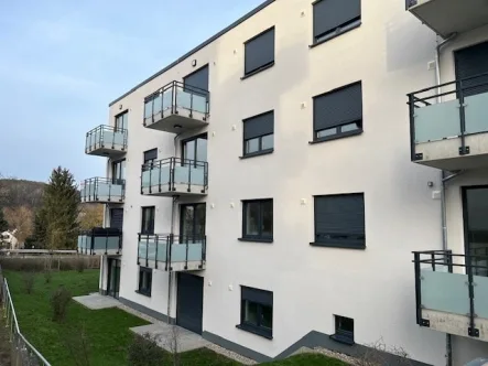 Ansicht West - Wohnung mieten in Bad Bergzabern - Rollstuhlgerechte 2-ZKB-Wohnung mit Balkon