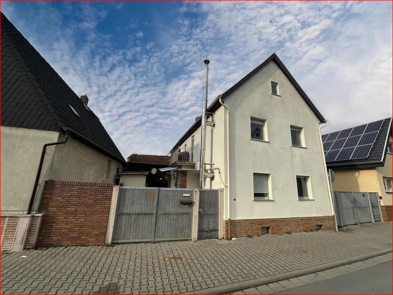 Hausansicht - Haus kaufen in Lampertheim - *** Sanierungsbedürftiges, freistehendes Einfamilienhaus für Hobby-Handwerker gesucht ***