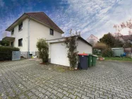 Hausansicht mit Hof und Garage