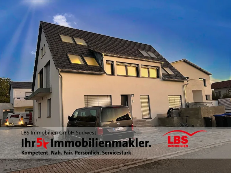 Hausansicht - Haus kaufen in Schallstadt - Modernes Mehrfamilienhaus in Schallstadt mit Exklusivit