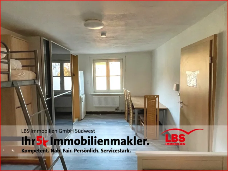 Großes Zimmer am Wohnzimmer - Wohnung kaufen in Meßkirch - Bald frei! 6-Zimmer-Whg im Erdgeschoss mit EBK + Ofen