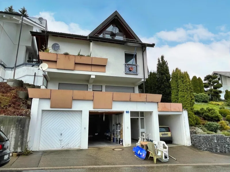 Ansicht m. Terrasse + Carport