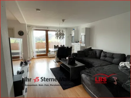 Wohn- + Esszimmer mit Terrasse - Wohnung kaufen in Albstadt - 3-Zimmer-Wohnung mit Balkon und Weitblick, EBK + Garage