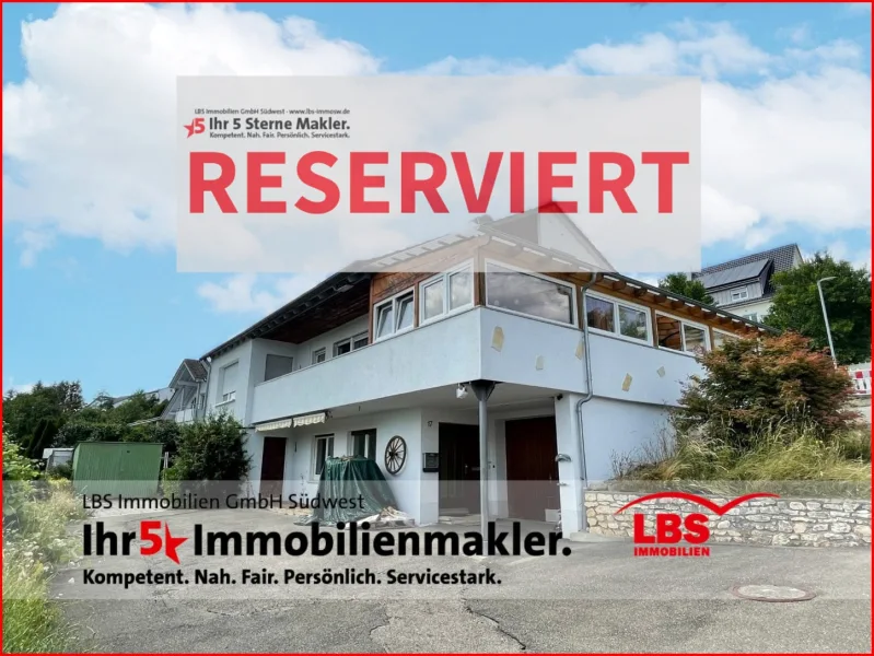 Ansicht mit ELW + Garagen - Haus kaufen in Schwenningen - Einfamilienhaus mit ELW, Wintergarten + toller Aussicht