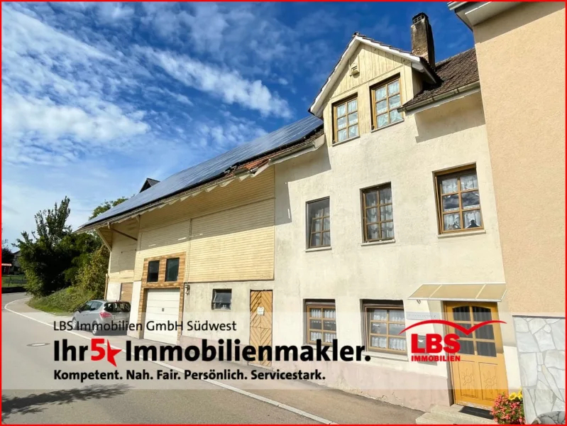 Ansicht mit 2 Garagen - Haus kaufen in Meßkirch - Bauernhaus mit PV-Anlage und Garten direkt in Messkirch