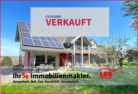 Ansicht mit PV-Anlagen+Garten - Haus kaufen in Meßkirch - TOP saniertes Wohnhaus mit ELW+2 PV-Anlagen+tolle Lage