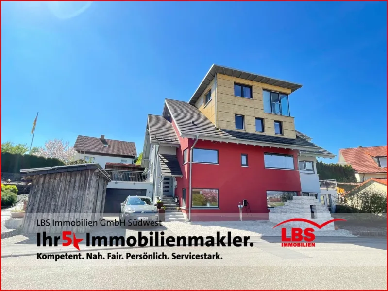 Ansicht mit Doppelgarage - Haus kaufen in Meßkirch - TOP saniertes Wohnhaus mit ELW+2 PV-Anlagen+tolle Lage