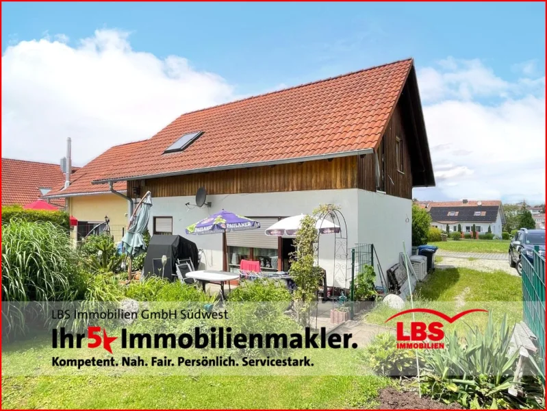 Ansicht mit Terrasse - Haus kaufen in Stetten - Kleines Raumwunder mit EBK, Stellplatz und Garten