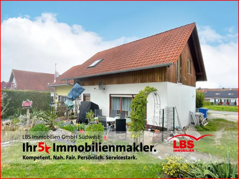 Ansicht mit Terrasse - Haus kaufen in Stetten - Schnuckeliges Wohnhaus mit EBK, Stellplatz und Garten