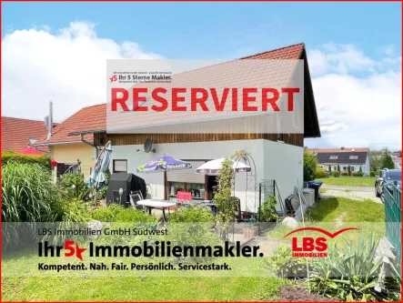 Ansicht mit Terrasse - Haus kaufen in Stetten - Kleines Raumwunder mit EBK, Stellplatz und Garten