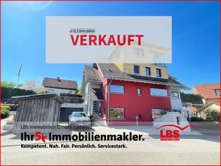 Ansicht mit Doppelgarage - Haus kaufen in Meßkirch - TOP saniertes Wohnhaus + 2 PV-Anlagen + tolle Lage