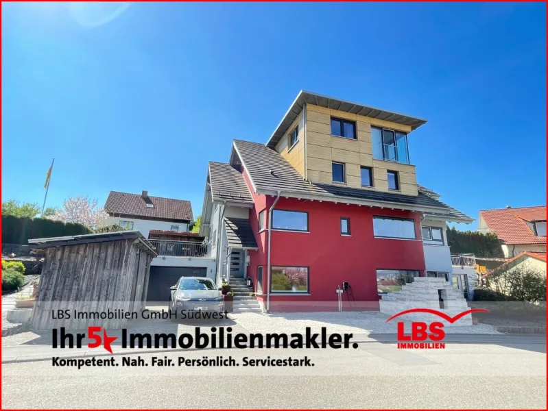 Ansicht mit Doppelgarage - Haus kaufen in Meßkirch - TOP saniertes Wohnhaus + 2 PV-Anlagen + tolle Lage