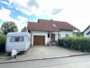 Hausansicht mit Garage