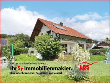 Ansicht mit Terrasse + Solar - Haus kaufen in Sigmaringen - Einfamilienhaus mit Einbauküche, Ofen, Garage + Garten