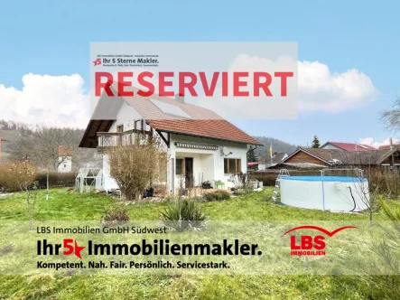 Ansicht mit Solaranlage - Haus kaufen in Sigmaringen - Beziehbares Einfamilienhaus mit Einbauküche, Ofen, Solar+Garage