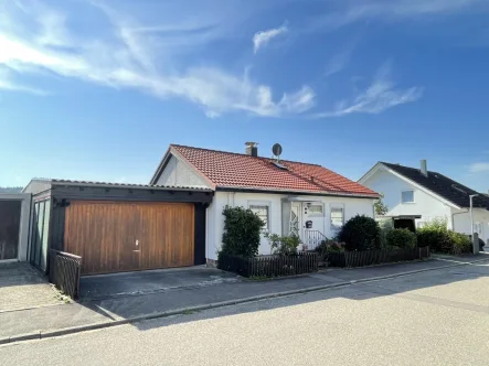 Ansicht mit Doppelgarage  - Haus kaufen in Meßkirch - Charmantes Wohnhaus mit PV-Anlage, große Garage+Carport