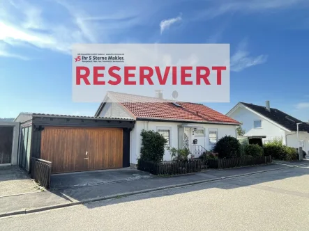 Ansicht mit Doppelgarage  - Haus kaufen in Meßkirch - Charmantes Wohnhaus mit PV-Anlage, große Garage+Carport