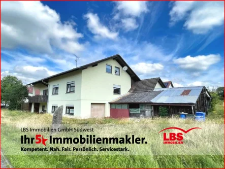 Ansicht mit großen Holzschopf - Haus kaufen in Stetten - Wohnhaus mit Schopf auf 4.300 m² Grundstück in Randlage