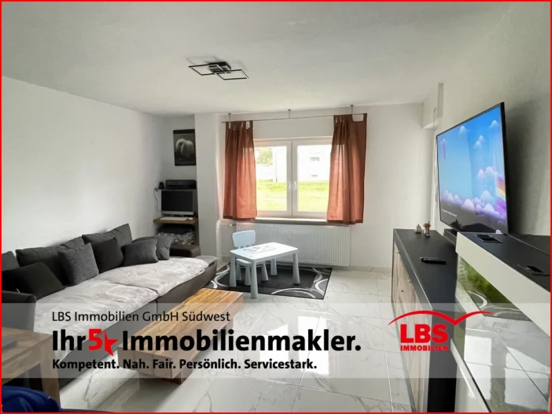 Helles Wohnzimmer+Balkonzugang - Wohnung kaufen in Stetten - Komplett sanierte 3-Zimmer-Erdgeschosswohnung + Garage 