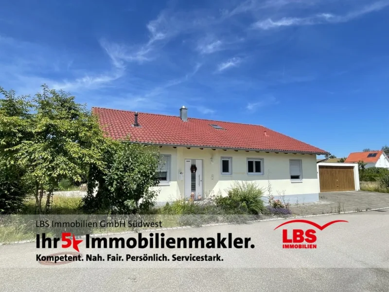 Ansicht mit Doppelgarage - Haus kaufen in Sauldorf - Charmanter Bungalow mit Einbauküche, Kamin und Doppelgarage