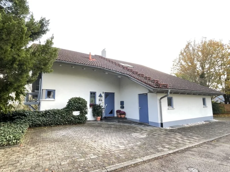 Vordere Ansicht mit Garage