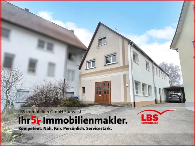 Ansicht mit Stellplätze - Haus kaufen in Stetten - Einfamilienhaus mit geräumiger Werkstatt, sonniger Dachterrasse und Garten