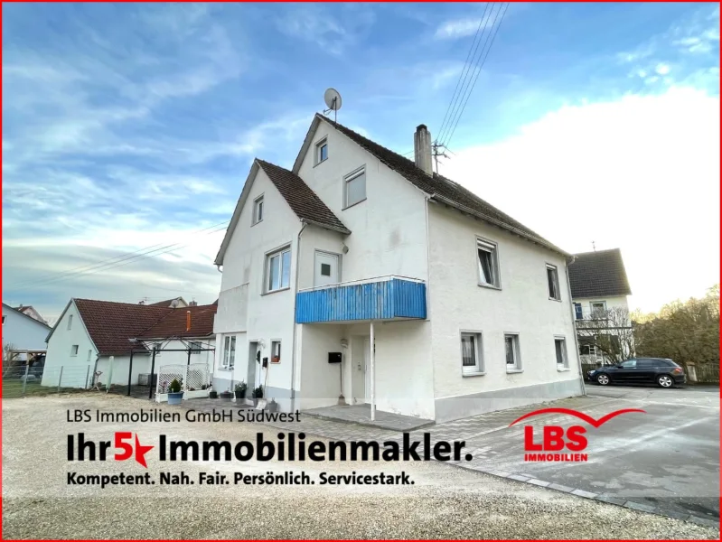 Wohnhaus mit 2 Zugängen - Haus kaufen in Scheer - Teilsaniertes 3-Familienhaus mit drei Garagen, Dachterrasse + Terrasse