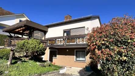 Hausansicht - Haus kaufen in Albstadt - Um diese Aussicht wird man Sie beneiden!Wohnen über den Dächern Ebingens