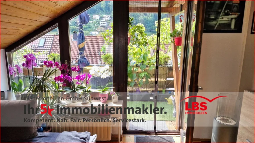 Wohnbereich und Balkon - Wohnung kaufen in Bad Wildbad - 3 Zimmer-Wohnung mit Galerie in Bad Wildbad 