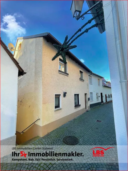 Front - Haus kaufen in Neuleiningen - "TOP ANGEBOT" Kleines Haus im historischen Ortskern