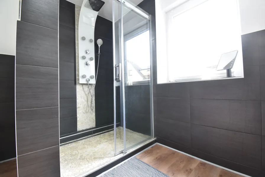 Modernes Bad mit großer Dusche