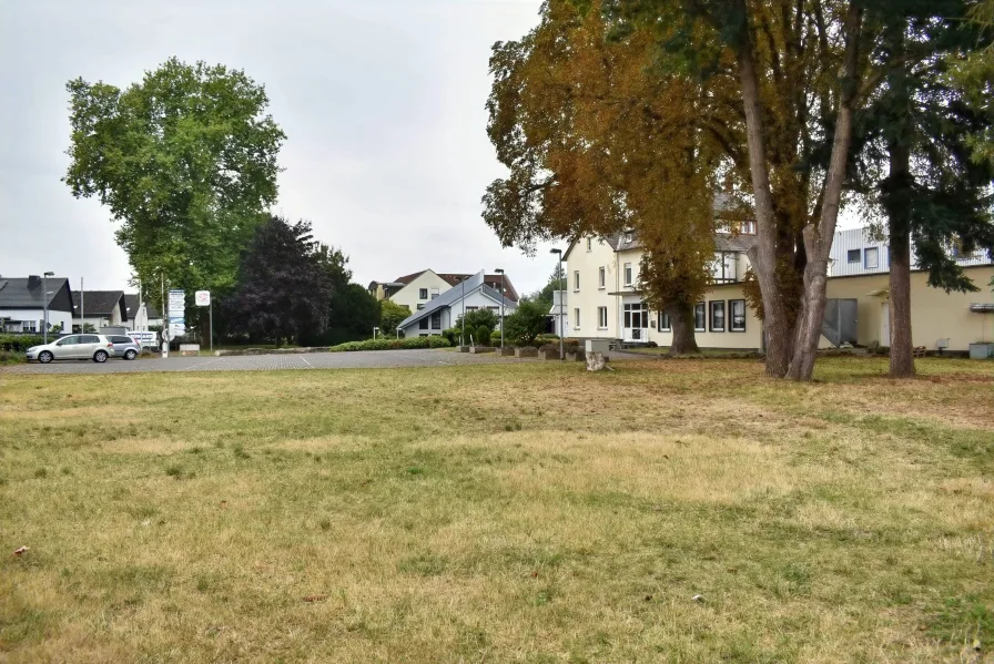 Gebäude mit Parkplatz & Wiese