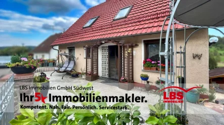 Terrasse EG Eingang - Haus kaufen in Haiterbach - Mehrgenerationenhaus mit Bauplatz und Einliegerwohnung - Raum für Ihre Träume und Visionen.