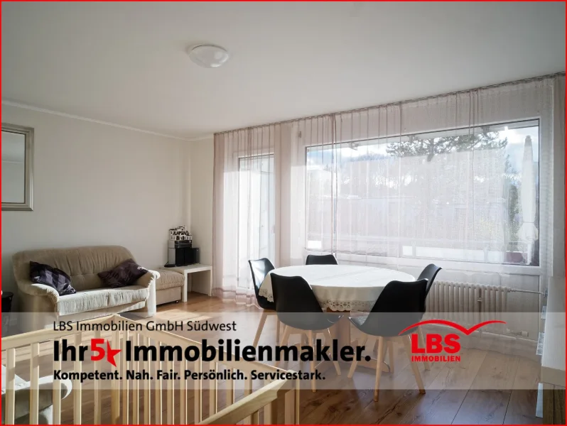 Wohnzimmer mit Südbalkon - Wohnung kaufen in Pforzheim - Moderne 3-Zimmer-Wohnung mit zwei Balkonen und Garage