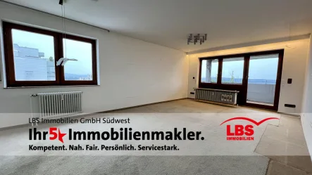 Wohnzimmer mit Balkonzugang - Wohnung kaufen in Plochingen - Ideal geschnitten mit einzigartiger Aussicht