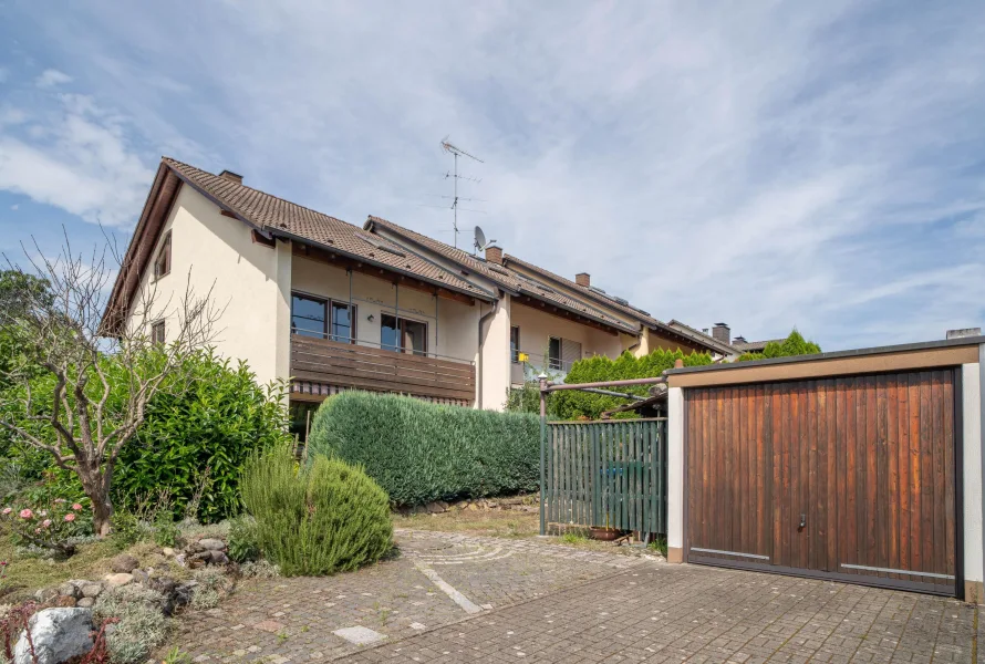 Gartenansicht und Garage