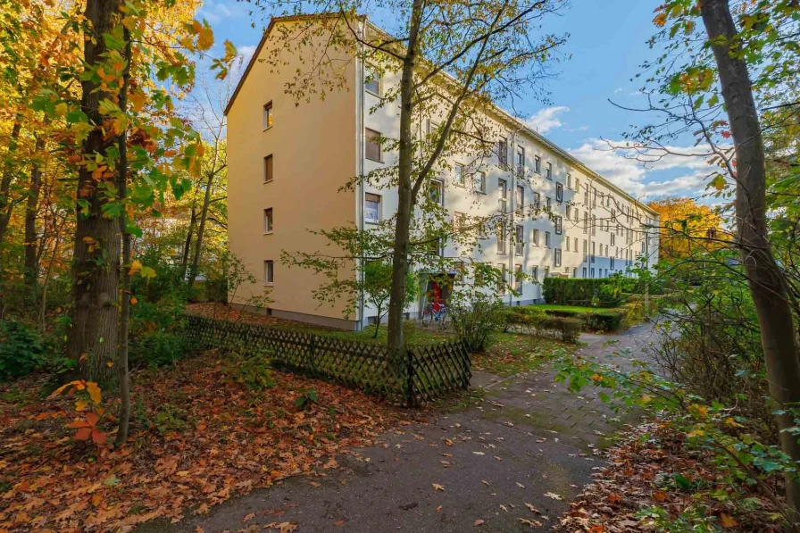 Hausansicht - Wohnung kaufen in Karlsruhe - Wohnen im Grünen! 3 Zimmerwohnung in Toplage mit Balkon