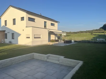 Ansicht - Haus kaufen in Emersacker - Gepflegtes Einfamilienhaus mit Terrasse und Garten