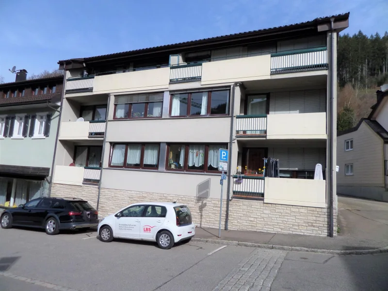 Vorderansicht - Haus kaufen in Todtnau - Lukrative Kapitalanlage: 6 Parteien – Wohnhaus 
