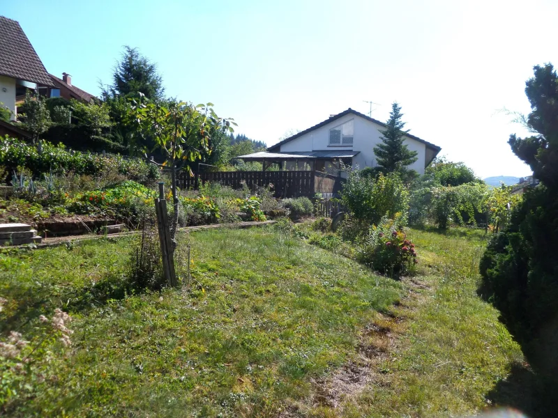 Gartenansicht-Baureserve - Haus kaufen in Schopfheim - Großes Haus - großes Grundstück – attraktive Lage mit Platz für zwei Familien