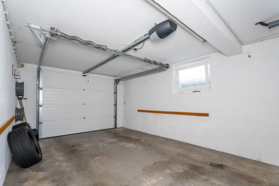 Garage mit E-Tor im UG