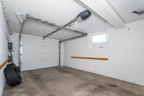 Garage mit E-Tor im UG