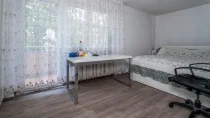 Großes Schlafzimmer mit Balkon