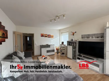 Wohnzimmer - Wohnung kaufen in Singen - 3-Zimmer-Wohnung mit Balkon, Garage & zuverlässigem Mieter!