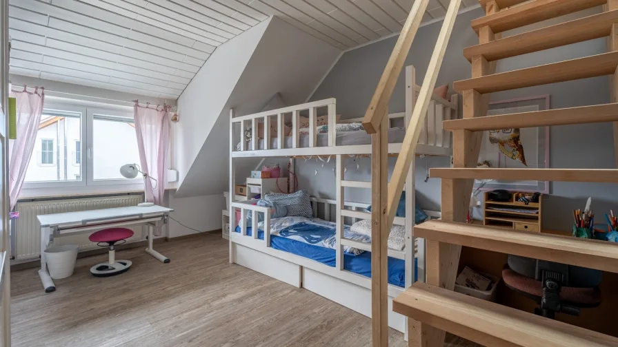 Kinderzimmer mit Aufgang Spitz