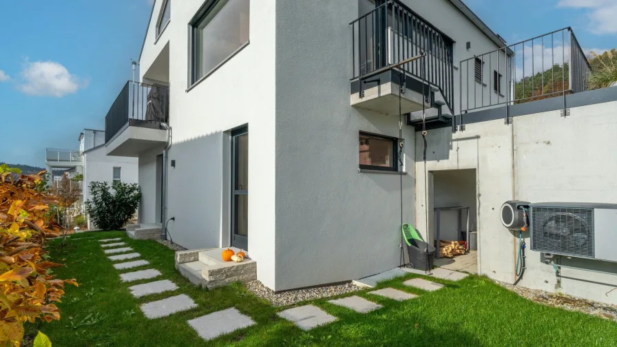 Garten mit Zugang Carport