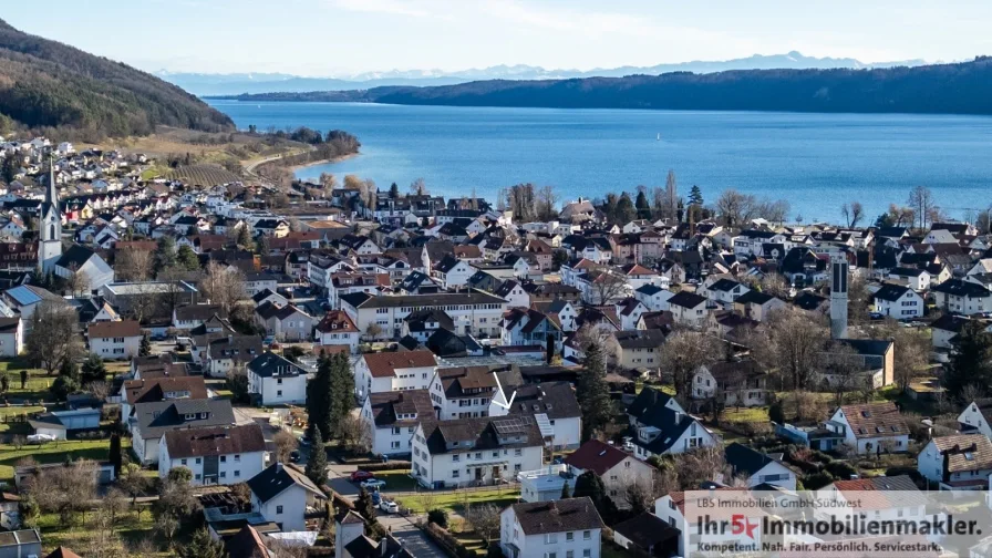 Luftbild mit Blick zum See