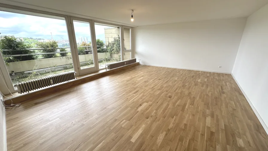 Wohnzimmer mit Zugang zum Balk - Wohnung kaufen in Böblingen - 3,5-Zimmer-Wohnung mit zwei Balkonen und TG-Stellplatz!