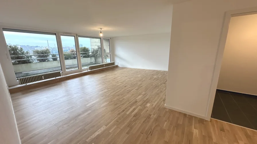 Wohnzimmer / Zugang zum Balkon