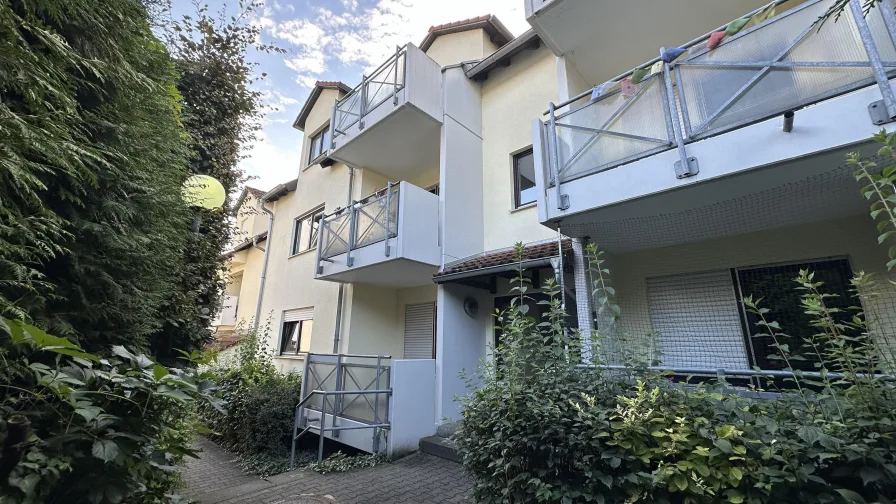 Hauseingang / Balkonseite - Wohnung kaufen in Böblingen - Moderne 1-Zimmer EG-Wohnung mit Balkon & TG-Stellplatz!